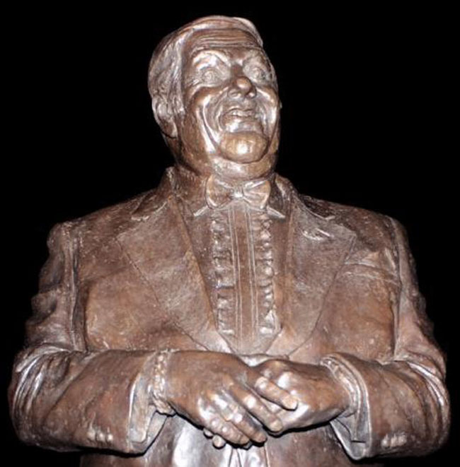 Hình ảnh Les Dawson - diễn viên hài nổi tiếng với lối diễn xuất dí dỏm, muôn màu muôn vẻ được thể hiện qua bức tượng tại St Annes Pier, Lytham St Annes, Anh.
